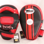 qw.jpg Twins KPL-11 Kicking Pads - Curve - Image 1